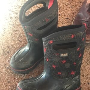 Boys bogs size 8 like new spider webs print